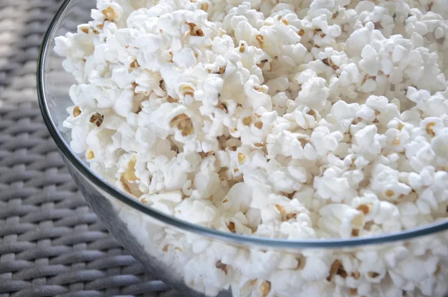 Nutricionista esclarece benefícios de comer pipoca