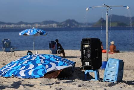 Veto a caixas de som na praia se alastra pelo país e divide banhistas